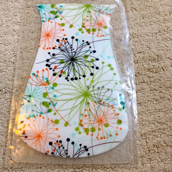 NWT: Collapsible Modern Plastic Vase - 10" Tall, Perfect for Flowers! - Picture 6 of 10